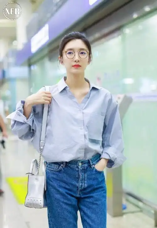原创江疏影又成穿搭范本,夏日衬衫配牛仔好减龄,不愧是最会穿女明星
