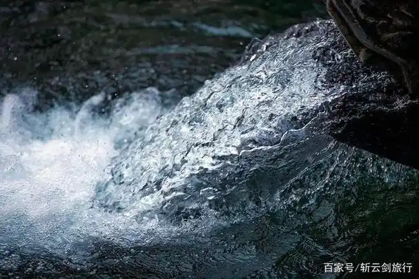 黑虎泉的泉水日夜汩汩流淌: 石皤水府色苍苍,深处浑如黑虎藏.