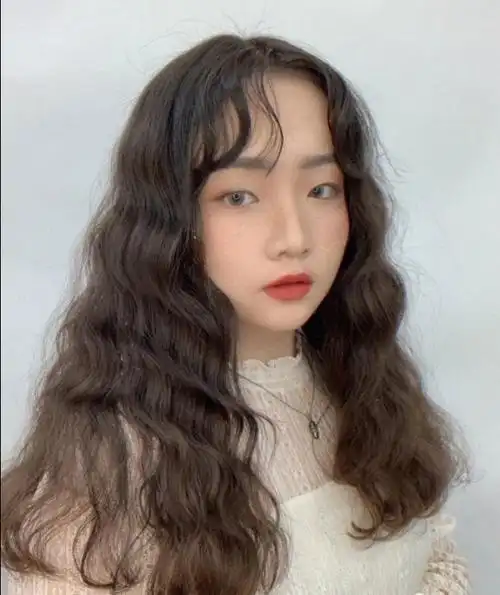 烫发想要不显老又好看,浪漫的水波纹卷绝对是首选之一