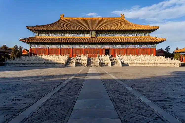北京蓝天白云下的太庙享殿