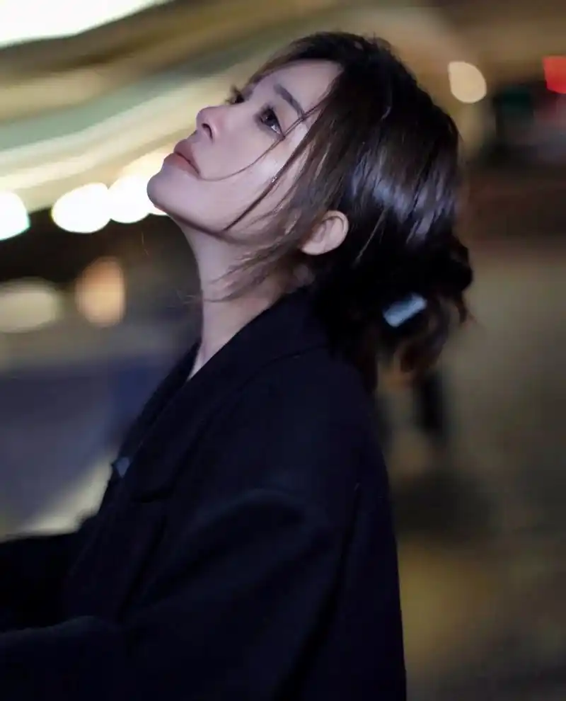 三毛说:"一个喜欢伤感音乐和文字的女子,注定了此生不会快乐, - 抖音