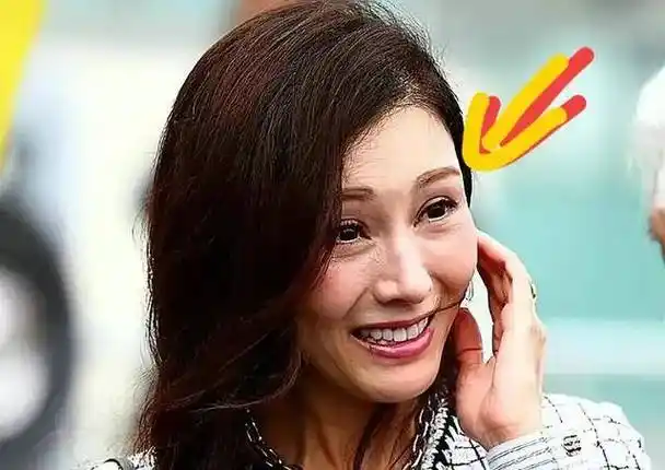 54岁李嘉欣现身!