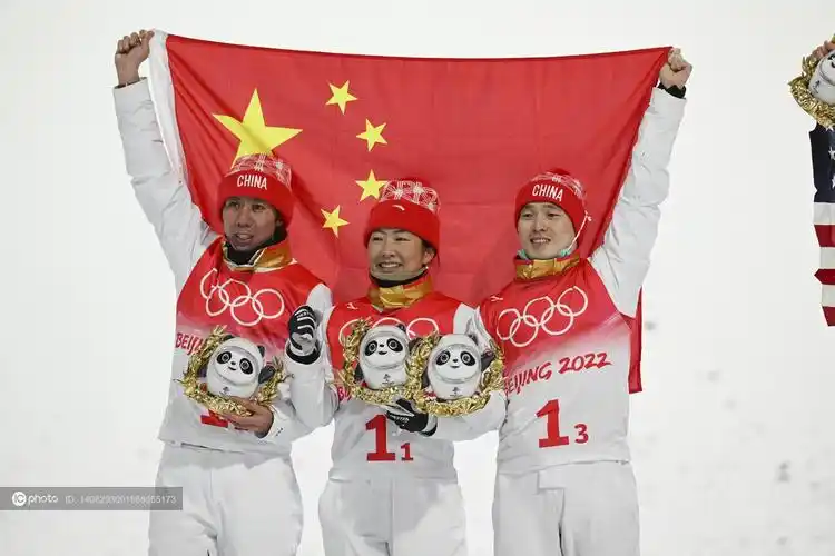 2022北京冬奥会自由式滑雪空中技巧混合团体颁花仪式中国队夺得亚军
