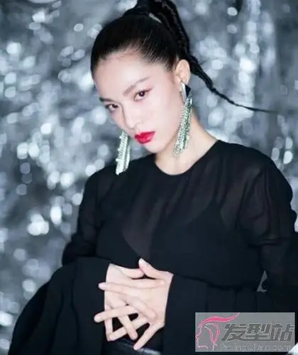 冷酷风女生编发发型吸睛有个性气场十足