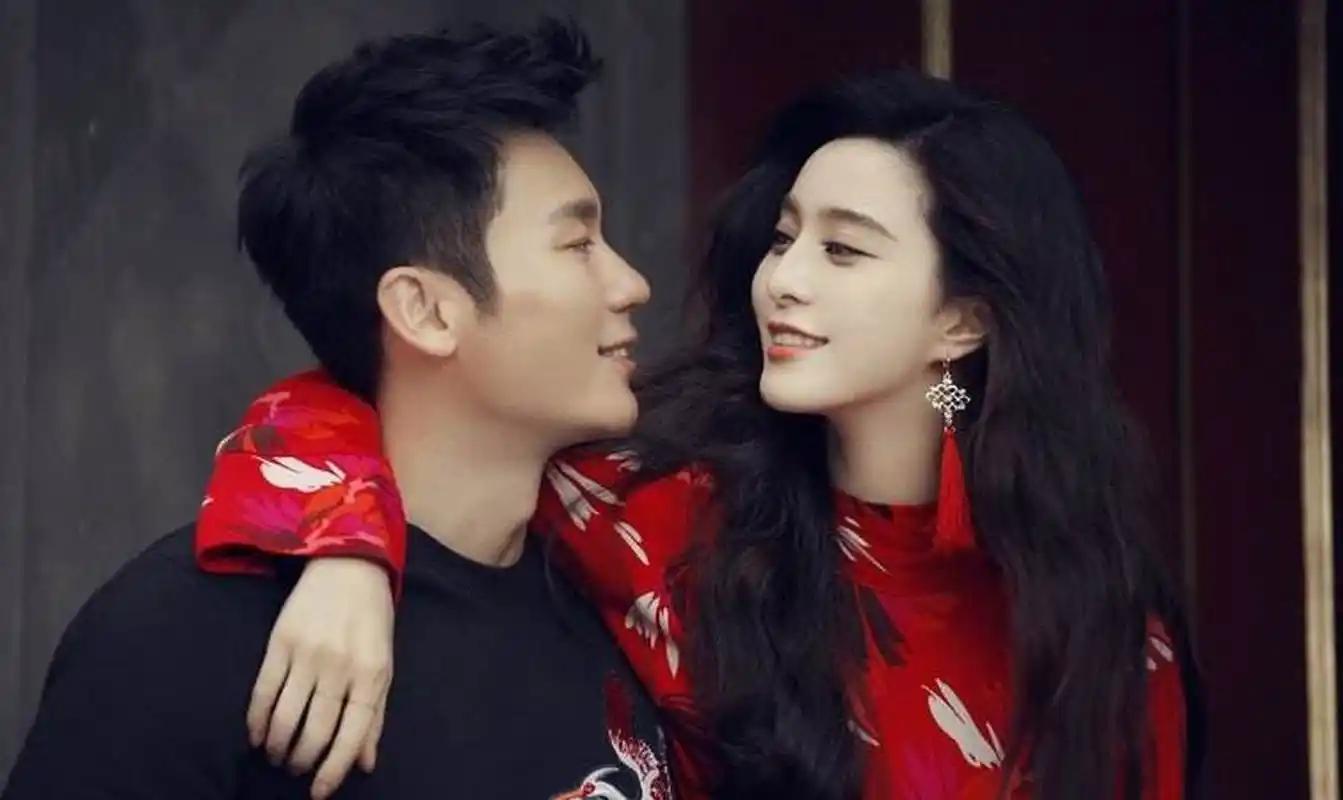 进到家门一步之后,鞋脱了躺在地