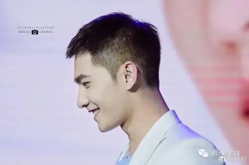 一眼万年的笑眼爱豆是心动啊糟糕的眼神躲不掉对你莫名的心跳杨洋的