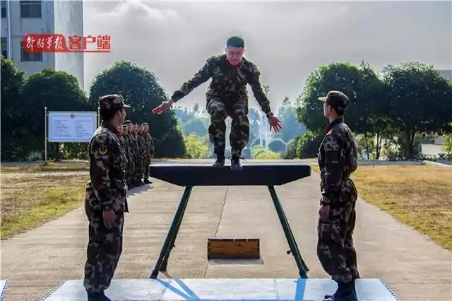 据了解,此次比武秉承了"以赛促训"理念,紧盯部队训练重点,难点,紧贴