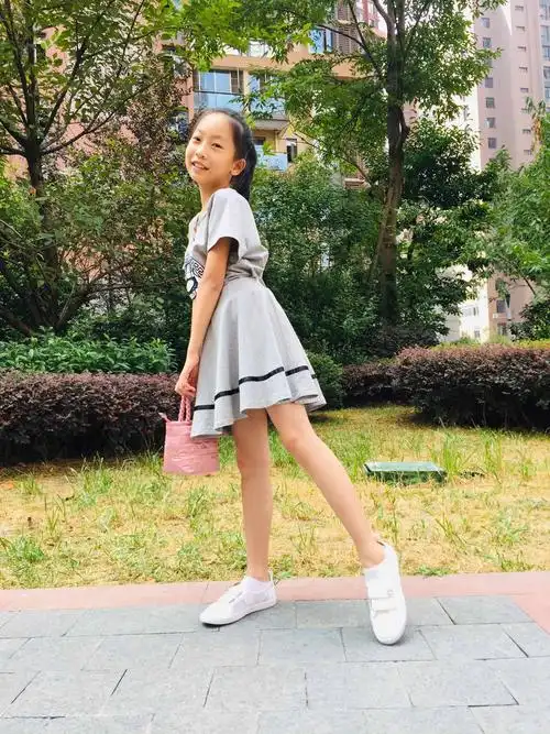 我是三年级升四年级的张可馨,在甲秀小学读书,是一个勤奋好学的小女孩