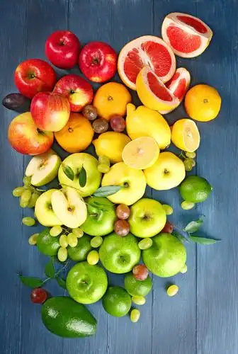 木质板上的一堆水果