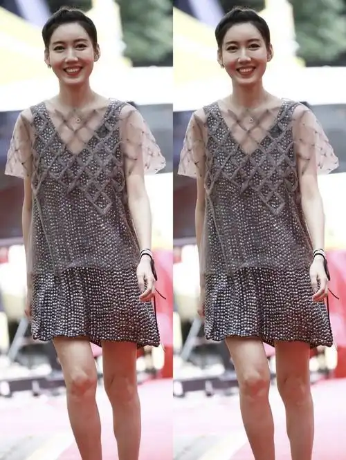 高露这造型挺有个性的,吊带裙还套层"渔网",一般人驾驭不了