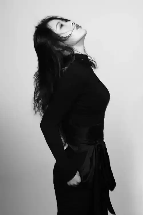 如果说甜美强调的是氛围,那么素雅强调的就是质感,歌手叶莺黑白系写真