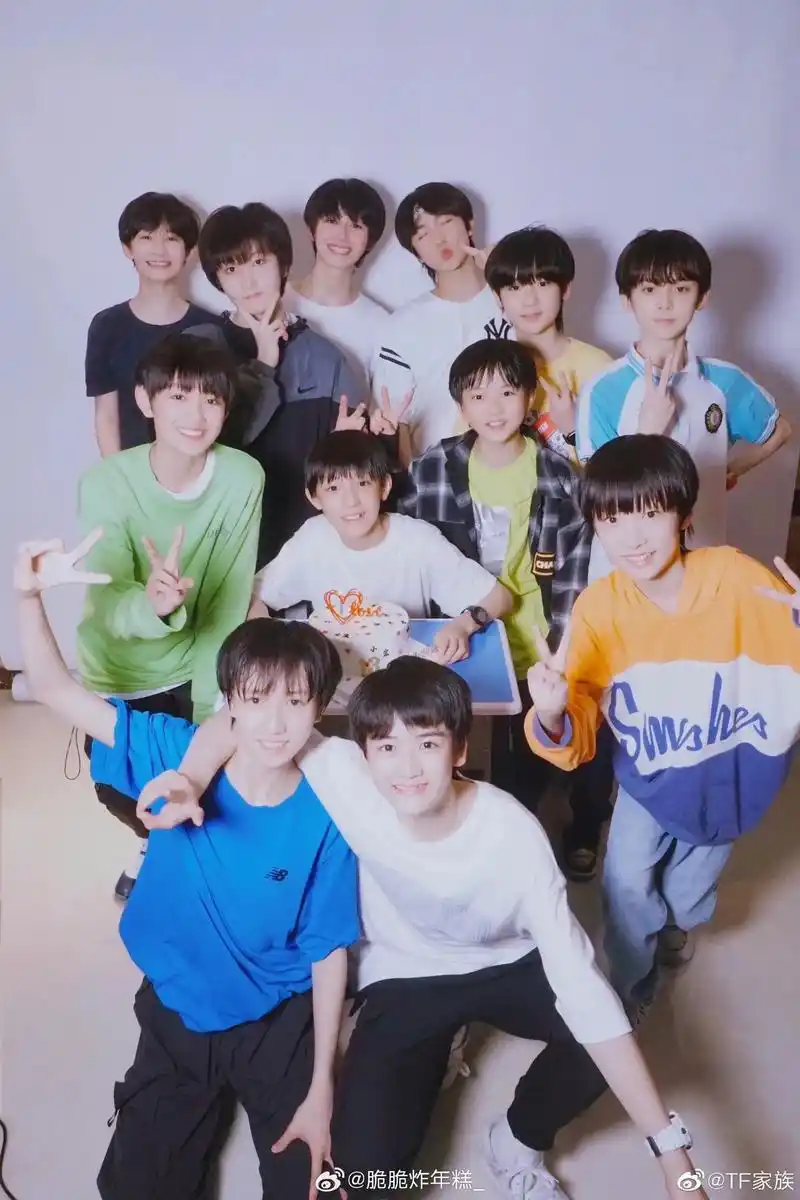 我族的没有番位的生日合照#十八楼 #养成系 #时代峰峻 #t - 抖音