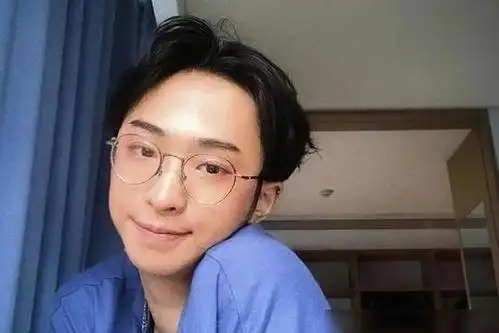 伊能静的儿子是哈利,本名庾翰睿,是她与前夫庾澄庆唯一的儿子.