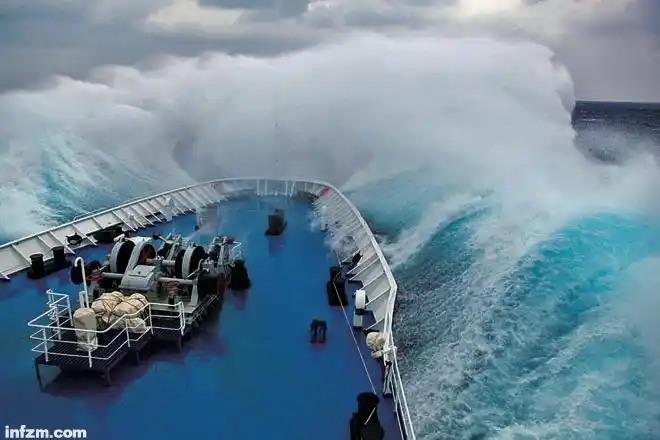 测量船乘风破浪向前行驶.