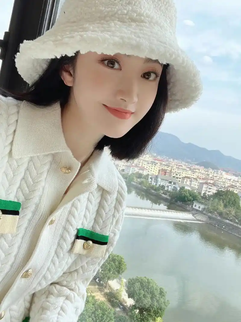 景甜短发造型晒自拍,针织开衫搭配毛绒渔夫帽,又甜又美!