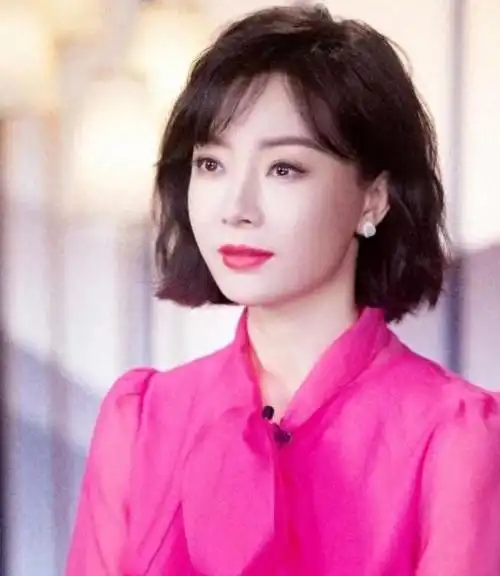 可以参考一些明星的搭配,比如宋慧乔和陈数,她们的齐耳短发非常美丽