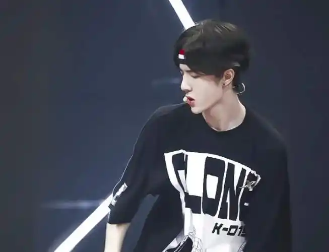 当红男神戴上发带的样子,王一博千玺酷炫,张艺兴风格多变