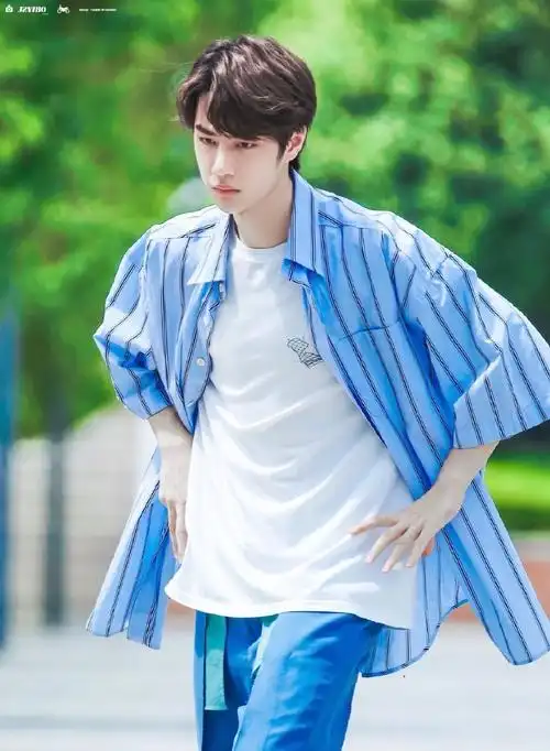 条纹衬衫玩滑板的王一博,还有谁敢这样穿