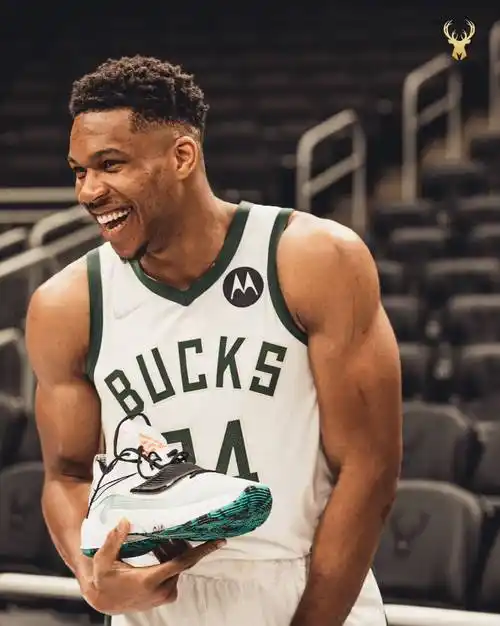 字母哥:不会因为夺冠而自满 没人相信我们能卫冕_赛季