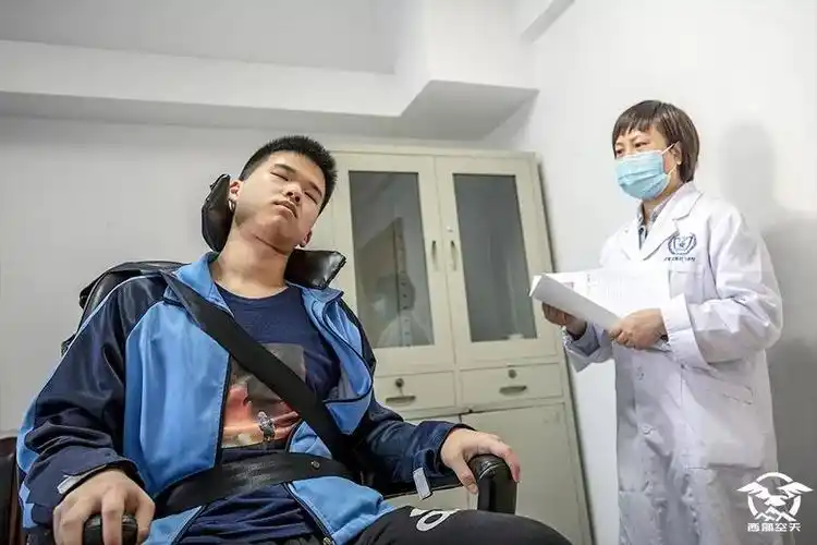 易烊千玺拍宣传片揭秘空军招飞万里挑一体检要闯200多道关