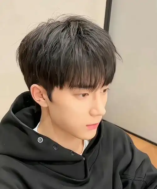 胖胖男生不推荐两侧头发用剪刀自然修剪即可,不可以露头皮哦这是重点