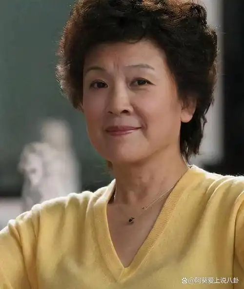 国家一级演员宋春丽,一生无儿无女,却在61岁当奶奶的年纪当了妈