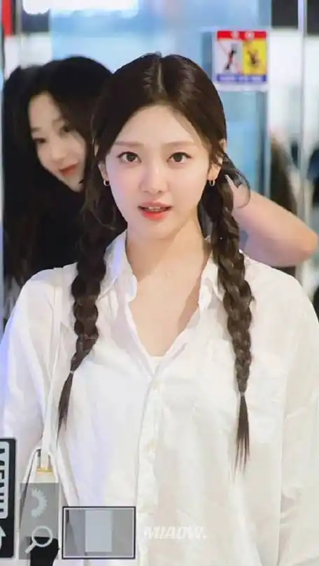 宁艺卓双麻花辫