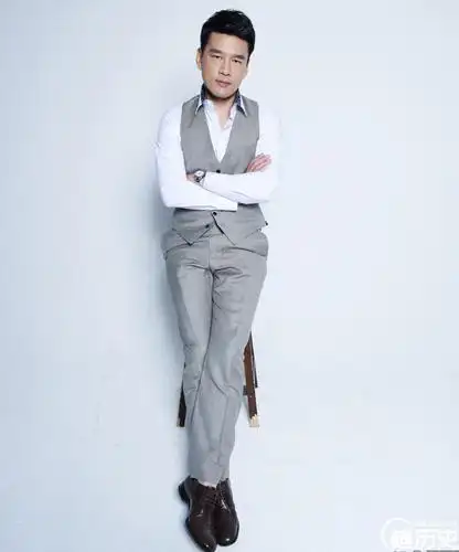 王耀庆商务写真 举手投足显大叔魅力(5/6)