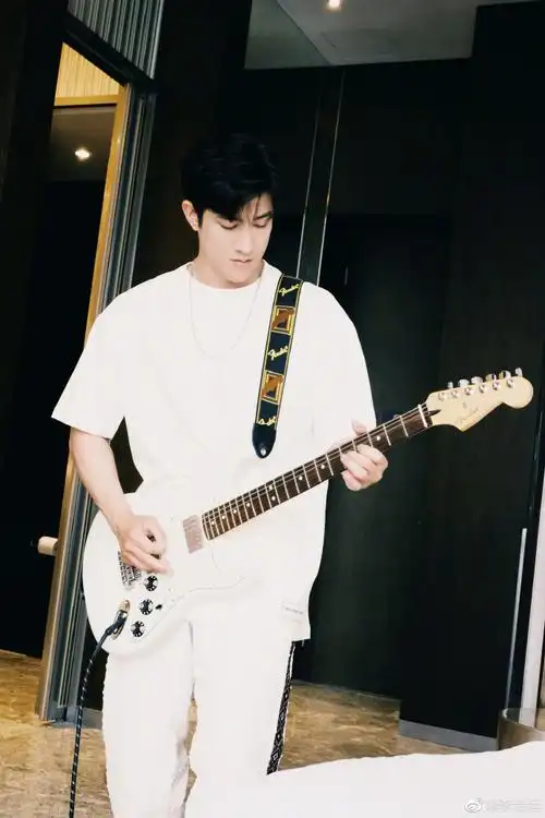 李治廷最近走胶片风##李治廷弹吉他随拍