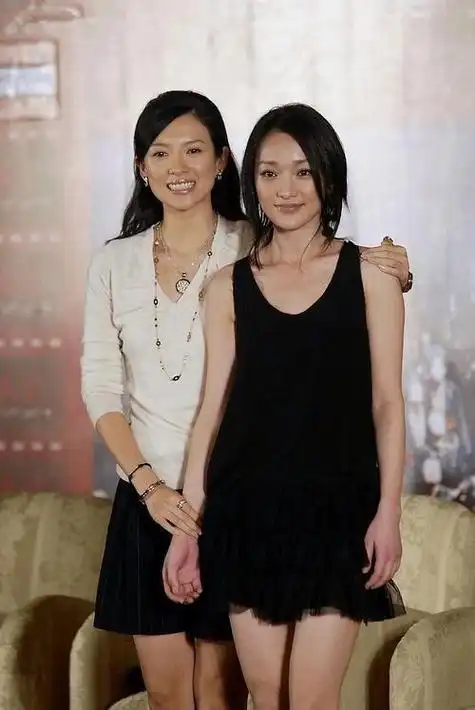 49岁周迅与44岁章子怡同框!老的穿一身黑更显嫩,小的更像大姐姐