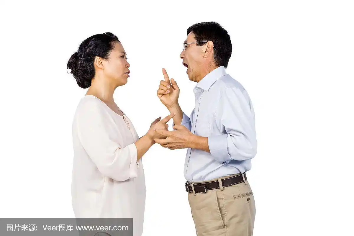 一对年老的亚洲夫妇在吵架