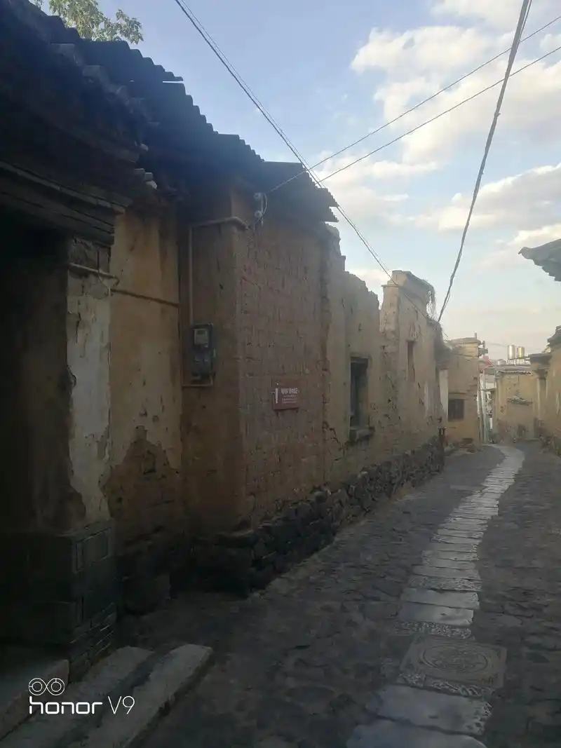 老房子的记忆.这组照片拍摄于云南省建水团山民居,斑驳的墙体, - 抖音