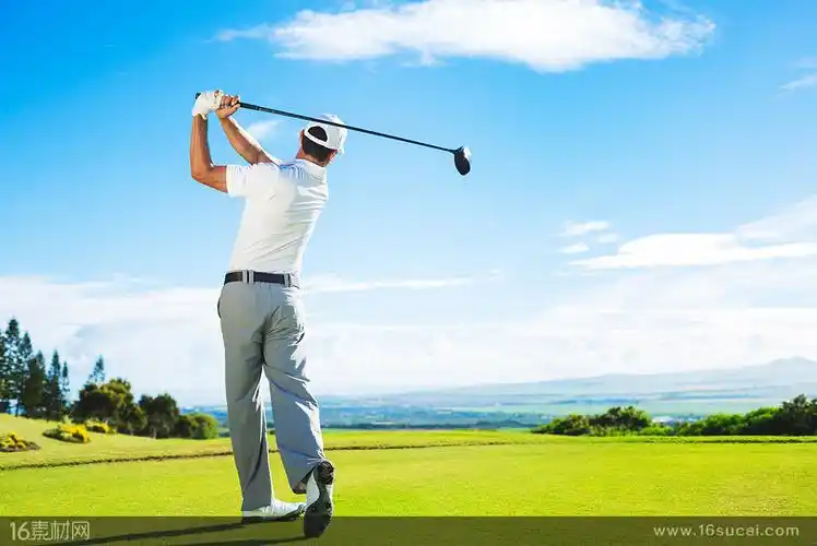 关键词:蓝天白云高尔夫运动贵族运动球杆挥杆背影高尔夫球场蓝天草地
