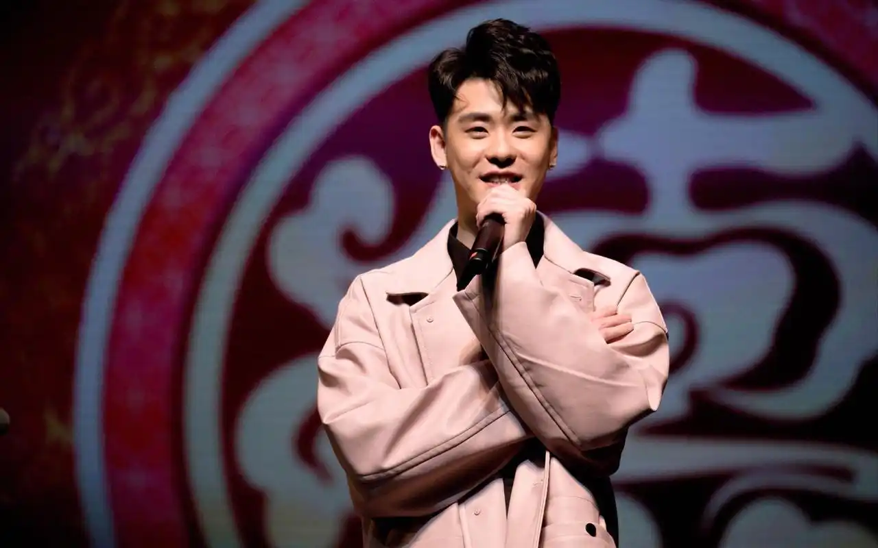 正文  张云雷作为德云社相声演员,以其帅气的颜值和搞笑的相声表演