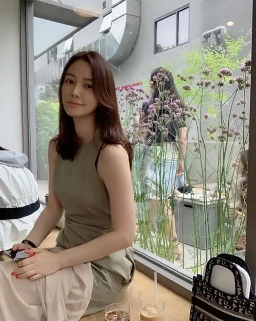 权相宇73孙泰英隔离2周后出游依旧美丽