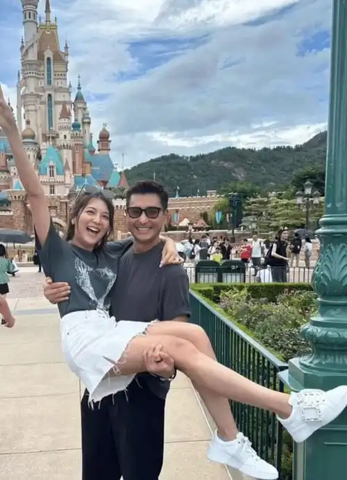 陈展鹏单文柔甜蜜现身游乐园,带女儿玩耍恩爱合影