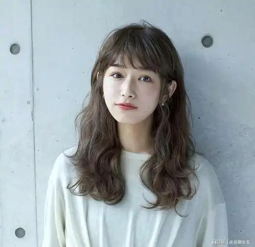 40岁的国字脸女性适合什么样的发型?短发减龄显瘦,中发有女人味