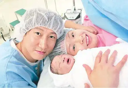 洪天明周家蔚一家三口林嘉绮一家三口郭涛李燃李咏哈文一家三口全家福