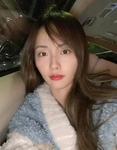 张嘉倪车内自拍或做鬼脸或wink 皮肤细腻状态好