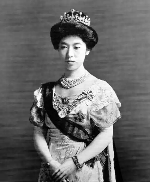 在随后,她将王冠传给了自己的下一代——贞明皇后节子,在1912年,节子