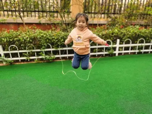 "绳彩飞扬"-------八里庄幼儿园大一班户外跳绳活动