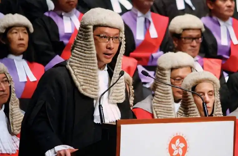 保留着殖民时期的烙印,香港法官头上的那顶"司法假发"就是其中的代表