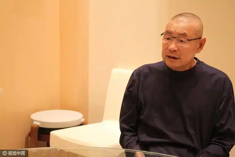 刘銮雄憔悴露面接受采访