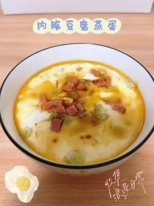 99食材:鸡蛋,内脂豆腐,火腿肠,香葱98做法:11566碗中打入一颗