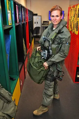 第419战斗联队的吉娜·萨布利奇成为美国首位f-35a战斗机的女性飞行员