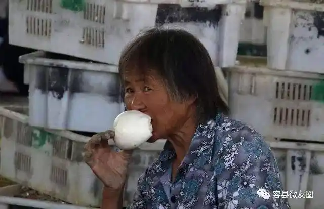 老人路边啃凉馒头,男子将身上仅有10元钱给对方,没想到惊喜来了