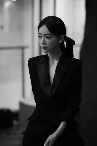吴谨言嘉人女性影响力之夜图片_吴谨言黑色西装酷飒性感写真_三千图片