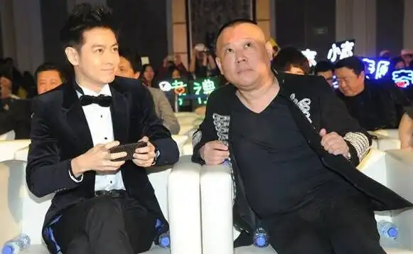 【图】林志颖郭德纲吴奇隆合影 三人坐在一起像开家长会