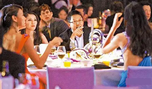 蔡绍中和殷琦夜店同欢 双方曾相亲关系匪浅