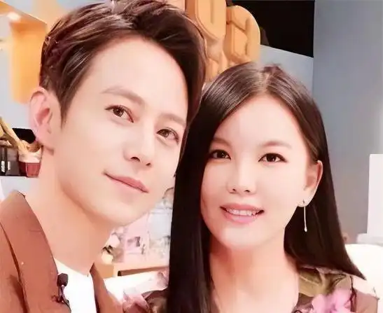 李湘一家三口看《歌手》,近照胖成张惠妹,王岳伦动作显卑微